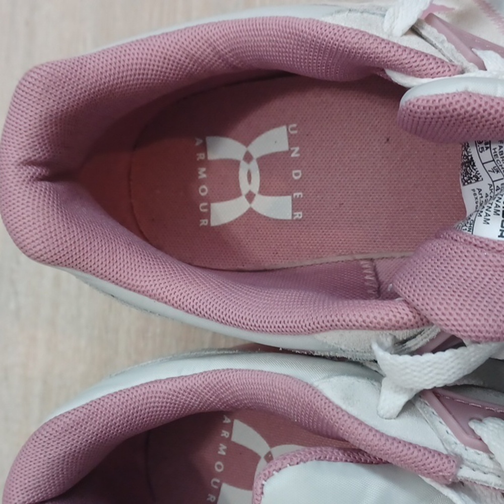 Size 9.5 - UNDER ARMOUR sneakers. White & pink gym shoes. Round toe lace closure - Picture 12 of 16